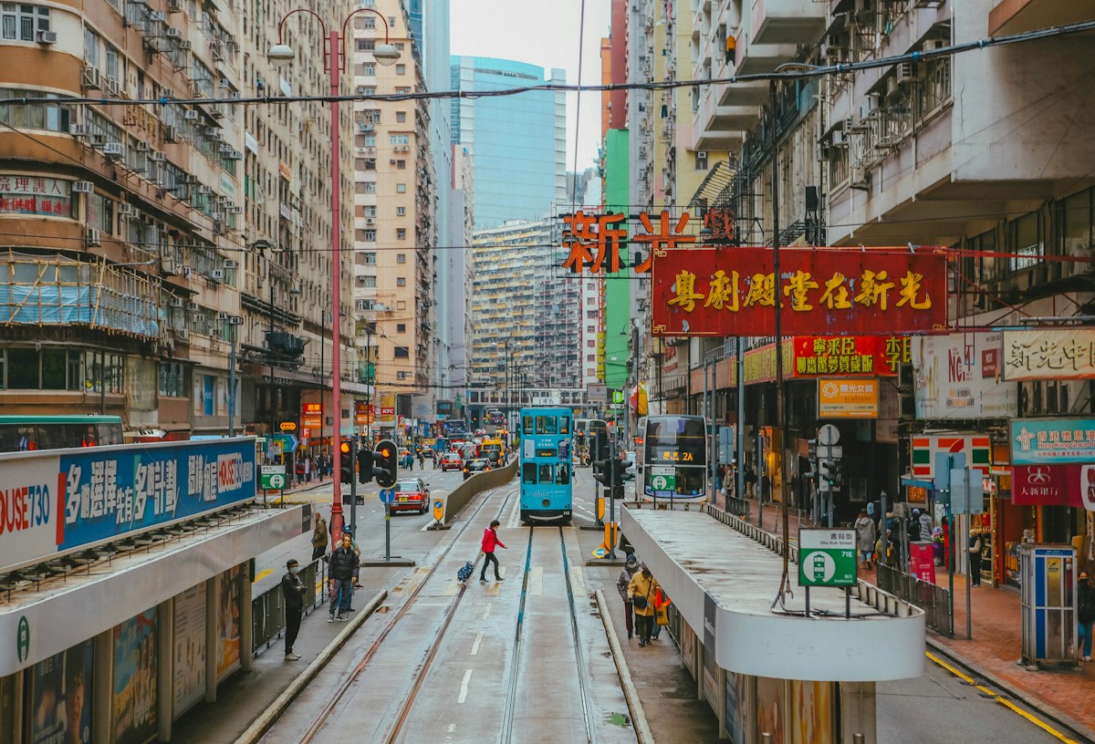 香港北角街道上的雙層電車與本地商舖